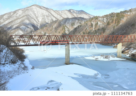 野岩鉄道「湯西川橋梁と凍り付いた五十里湖」冬山背景に 野岩鉄道「湯西川橋梁と凍り付いた五十里湖」冬山背景に 111134763