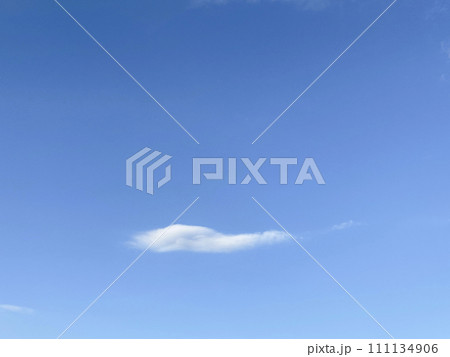 夏の青空と白い雲。東京。 111134906