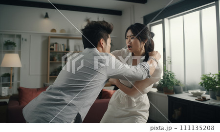 男性が女性を殴る 男性が女性を殴る 111135208