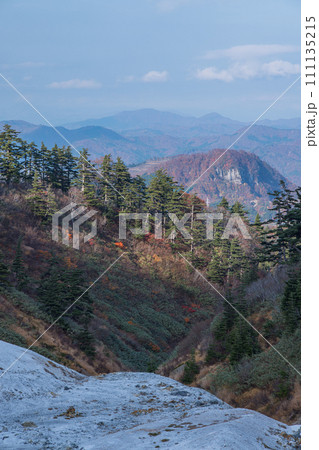 日本　秋田県湯沢市の川原毛地獄の灰白色の溶岩に覆われた山肌と地獄のような荒涼な景色 111135215