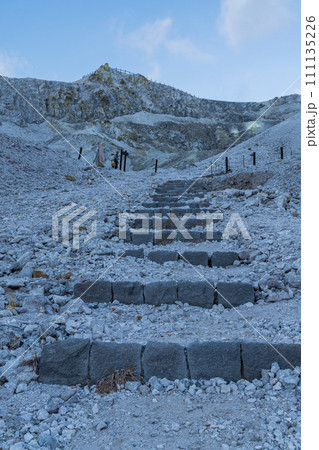 日本 秋田県湯沢市の川原毛地獄の灰白色の溶岩に覆われた山肌と地獄のような荒涼な景色 日本 秋田県湯沢市の川原毛地獄の灰白色の溶岩に覆われた山肌と地獄のような荒涼な景色 111135226