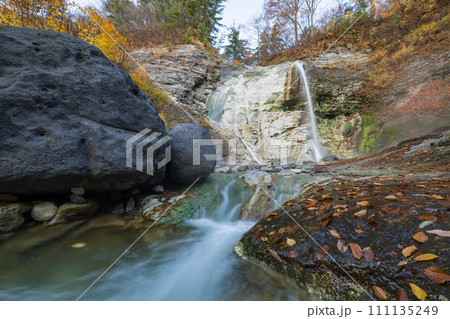 日本 秋田県湯沢市の川原毛地獄の紅葉と川原毛大湯滝 日本 秋田県湯沢市の川原毛地獄の紅葉と川原毛大湯滝 111135249