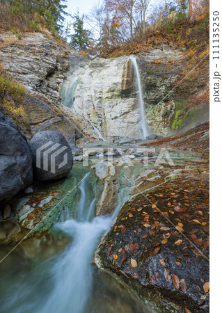 日本　秋田県湯沢市の川原毛地獄の紅葉と川原毛大湯滝 111135250