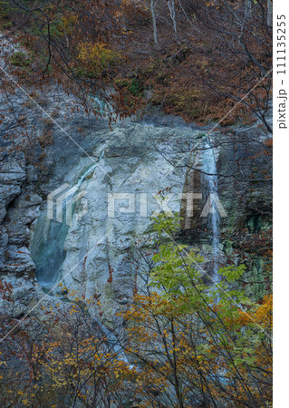 日本 秋田県湯沢市の川原毛地獄の紅葉と川原毛大湯滝 日本 秋田県湯沢市の川原毛地獄の紅葉と川原毛大湯滝 111135255