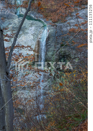 日本　秋田県湯沢市の川原毛地獄の紅葉と川原毛大湯滝 111135256