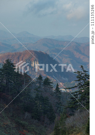 日本 秋田県湯沢市の川原毛地獄から見える風景 日本 秋田県湯沢市の川原毛地獄から見える風景 111135266