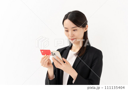 若い女性 スマホ カード 若い女性 スマホ カード 111135404