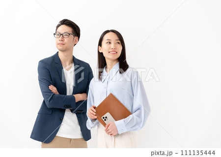 男女　ビジネス　腕組み　見上げる 111135444