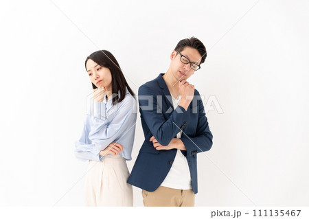 ビジネス 男女 うつむく ビジネス 男女 うつむく 111135467