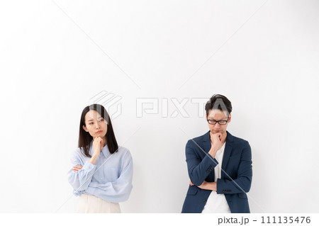 ビジネス 男女 腕組み ビジネス 男女 腕組み 111135476