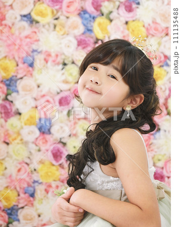 お花に包まれてドレスを着た女の子の笑顔　AI生成画像 111135488