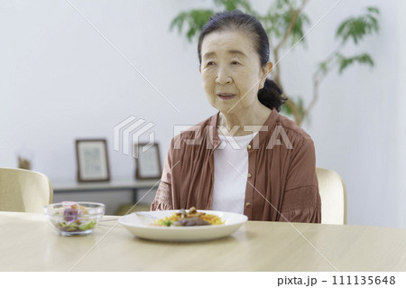食事を前にする食欲不振のシニア女性 111135648