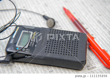 古い4バンドラジオと株価新聞 古い4バンドラジオと株価新聞 111135856