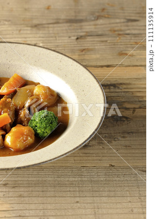 ブロッコリーや人参、しめじなど沢山の具材が入っているビーフシチュー 111135914