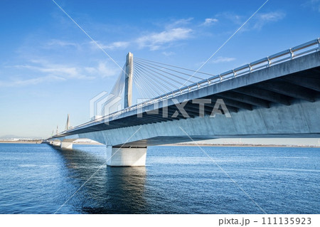三重県、伊勢湾岸自動車道に架かるトゥインクル（湾岸木曽川橋） 111135923