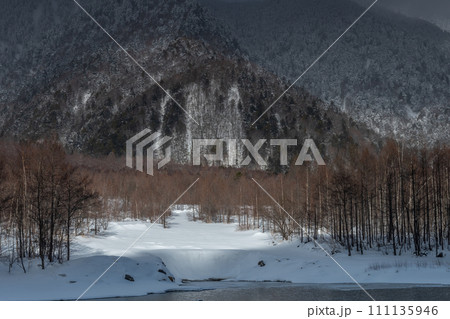 冬の上高地 111135946