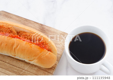 コロッケパンとコーヒーの軽食 コロッケパンとコーヒーの軽食 111135948