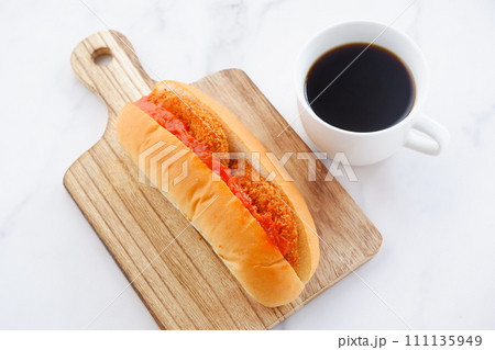コロッケパンとコーヒーの軽食 コロッケパンとコーヒーの軽食 111135949