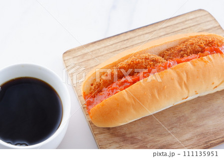 コロッケパンとコーヒーの軽食 111135951