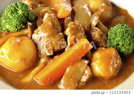 ブロッコリーや人参、しめじなど沢山の具材が入っているビーフシチュー 111135953