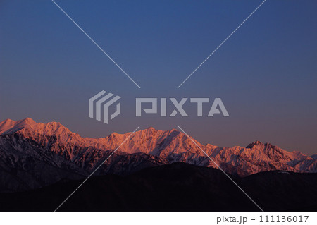 冬の北アルプスの夜明け　モルゲンロート 111136017