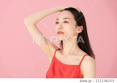 若い女性 アジアンビューティー デコルテ 若い女性 アジアンビューティー デコルテ 111136253
