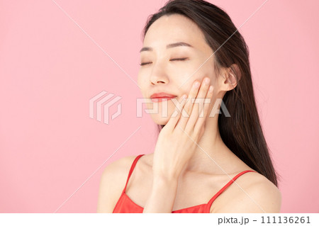 若い女性　アジアンビューティー　デコルテ 111136261