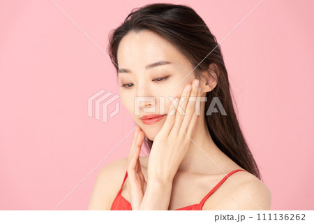 若い女性 アジアンビューティー デコルテ 若い女性 アジアンビューティー デコルテ 111136262