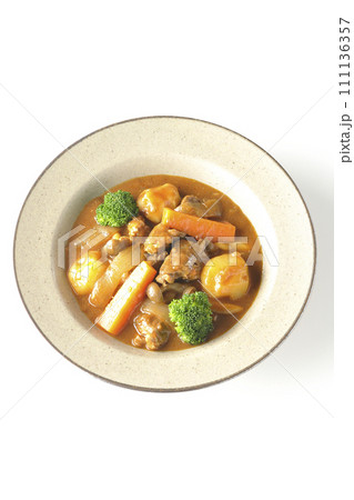 ブロッコリーや人参、しめじなど沢山の具材が入っているビーフシチューを白背景で俯瞰撮影 111136357