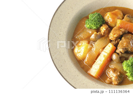 ブロッコリーや人参、しめじなど沢山の具材が入っているビーフシチューを白背景で俯瞰撮影 111136364