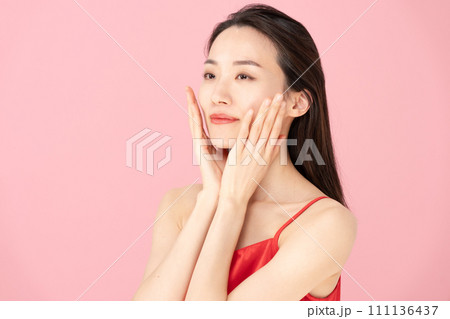 若い女性　アジアンビューティー　デコルテ 111136437