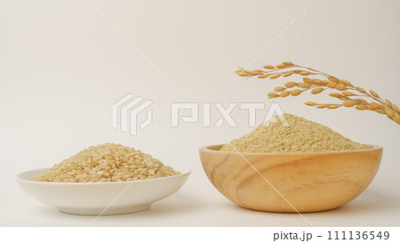 米ぬか・イメージ|玄米と稲穂と米ぬか 米ぬか・イメージ|玄米と稲穂と米ぬか 111136549