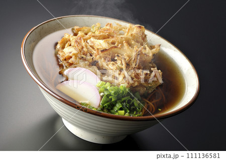カマボコ、小ねぎの乗った熱々のかき揚げ蕎麦または天ぷら蕎麦を黒背景で撮影 カマボコ、小ねぎの乗った熱々のかき揚げ蕎麦または天ぷら蕎麦を黒背景で撮影 111136581
