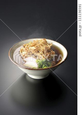 カマボコ、小ねぎの乗った熱々のかき揚げ蕎麦または天ぷら蕎麦を黒背景で撮影 111136591