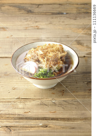 カマボコ、小ねぎの乗った熱々のかき揚げ蕎麦または天ぷら蕎麦 111136669