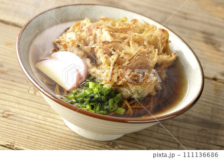 カマボコ、小ねぎの乗った熱々のかき揚げ蕎麦または天ぷら蕎麦 111136686