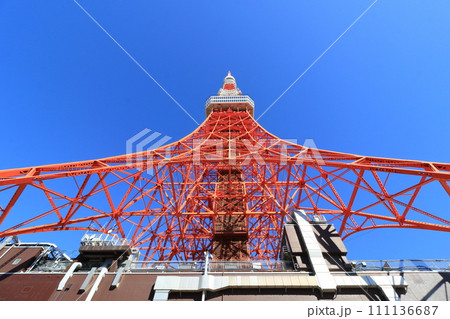 東京タワー　青空にそびえる東京タワー　東京の観光名所 111136687