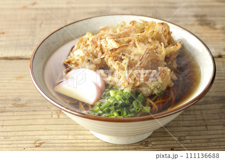 カマボコ、小ねぎの乗った熱々のかき揚げ蕎麦または天ぷら蕎麦 カマボコ、小ねぎの乗った熱々のかき揚げ蕎麦または天ぷら蕎麦 111136688
