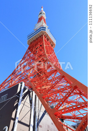 東京タワー 青空にそびえる東京タワー 東京の観光名所 東京タワー 青空にそびえる東京タワー 東京の観光名所 111136692