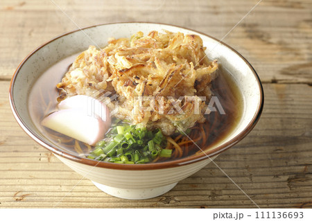 カマボコ、小ねぎの乗った熱々のかき揚げ蕎麦または天ぷら蕎麦 カマボコ、小ねぎの乗った熱々のかき揚げ蕎麦または天ぷら蕎麦 111136693
