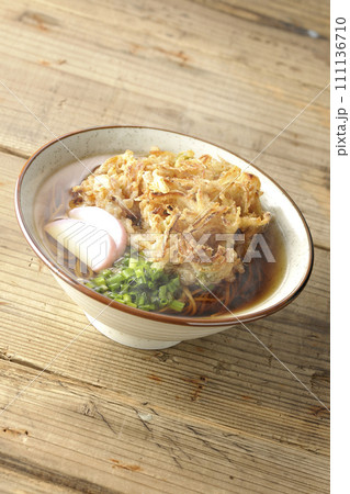 カマボコ、小ねぎの乗った熱々のかき揚げ蕎麦または天ぷら蕎麦 111136710