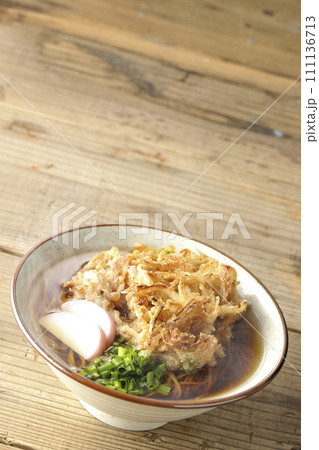 カマボコ、小ねぎの乗った熱々のかき揚げ蕎麦または天ぷら蕎麦 カマボコ、小ねぎの乗った熱々のかき揚げ蕎麦または天ぷら蕎麦 111136713