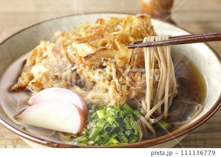 カマボコ、小ねぎの乗った熱々かき揚げ蕎麦と瓢箪型の七味入れ カマボコ、小ねぎの乗った熱々かき揚げ蕎麦と瓢箪型の七味入れ 111136779