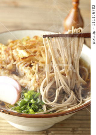 カマボコ、小ねぎの乗った熱々かき揚げ蕎麦と瓢箪型の七味入れ カマボコ、小ねぎの乗った熱々かき揚げ蕎麦と瓢箪型の七味入れ 111136782