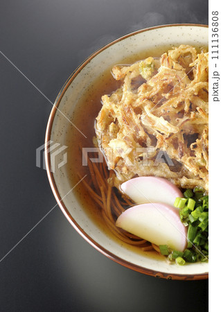 カマボコ、小ねぎの乗った熱々のかき揚げ蕎麦または天ぷら蕎麦を黒背景で俯瞰撮影 カマボコ、小ねぎの乗った熱々のかき揚げ蕎麦または天ぷら蕎麦を黒背景で俯瞰撮影 111136808