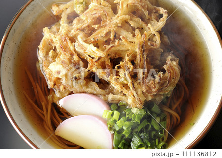カマボコ、小ねぎの乗った熱々のかき揚げ蕎麦または天ぷら蕎麦を黒背景で俯瞰撮影 111136812