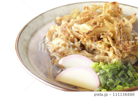 カマボコ、小ねぎの乗った熱々のかき揚げ蕎麦または天ぷら蕎麦を白背景で撮影 111136880