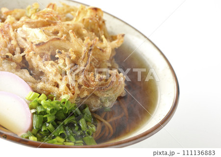 カマボコ、小ねぎの乗った熱々のかき揚げ蕎麦または天ぷら蕎麦を白背景で撮影 カマボコ、小ねぎの乗った熱々のかき揚げ蕎麦または天ぷら蕎麦を白背景で撮影 111136883