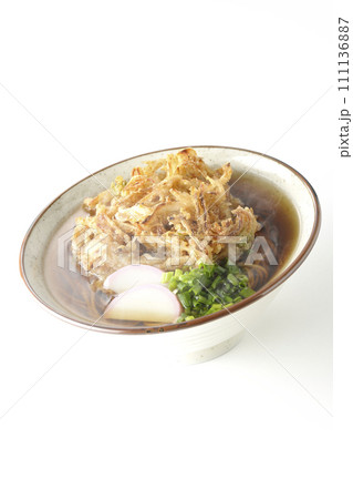 カマボコ、小ねぎの乗った熱々のかき揚げ蕎麦または天ぷら蕎麦を白背景で撮影 111136887