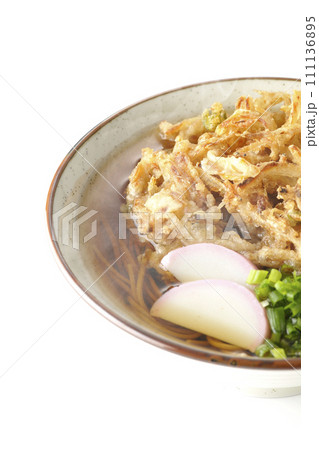 カマボコ、小ねぎの乗った熱々のかき揚げ蕎麦または天ぷら蕎麦を白背景で撮影 カマボコ、小ねぎの乗った熱々のかき揚げ蕎麦または天ぷら蕎麦を白背景で撮影 111136895